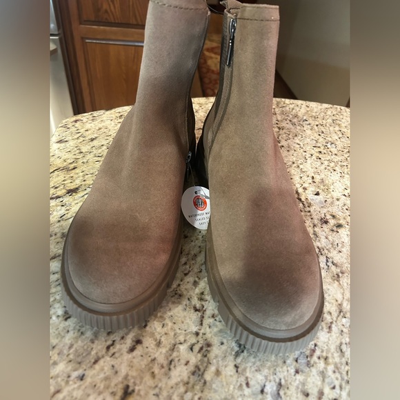 Blondo Bandit suede waterproof women’s ankle boots. Lug sole NWOB. Taupe size 11 - Picture 1 of 12